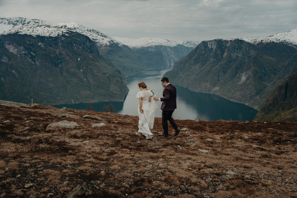 Wedding couple hiking in the mountains on their elopement in Norway.