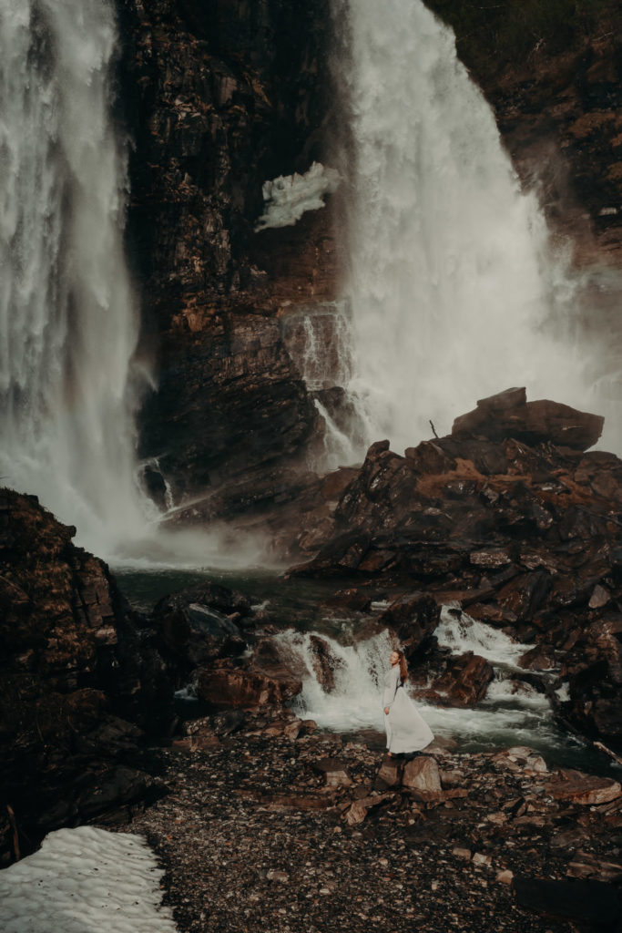 Elopement tverrelvfossen in Northern Norway