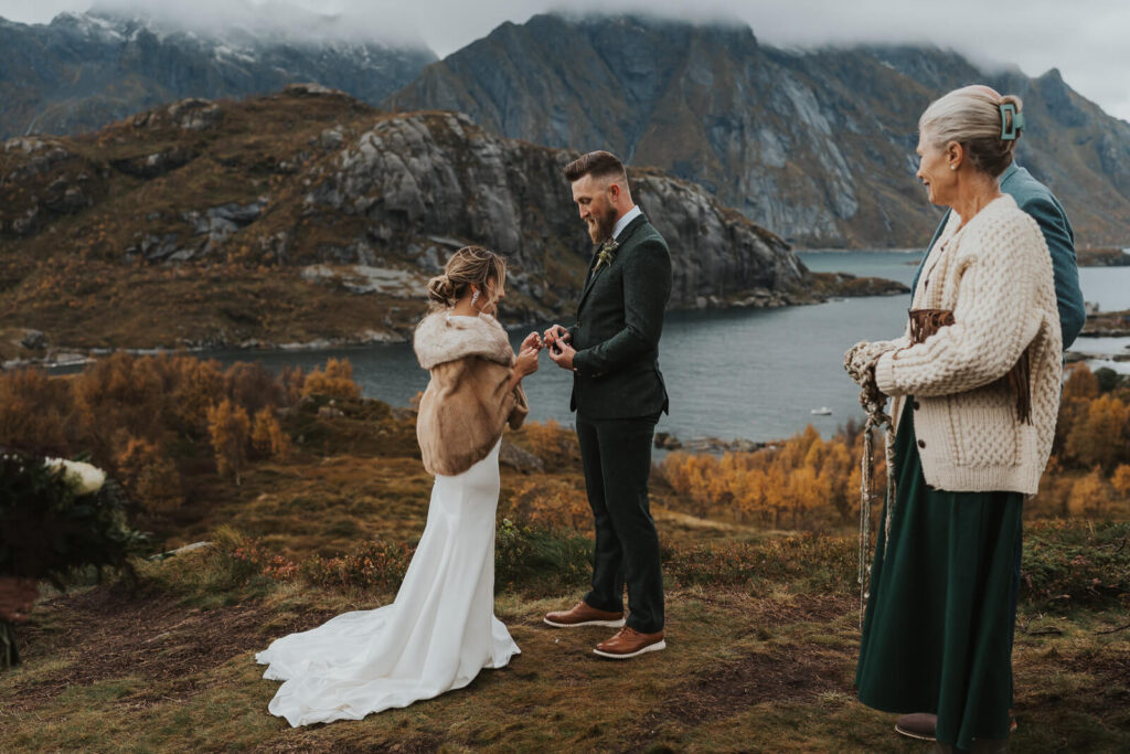 elopement couple exchanging rings in Lofoten